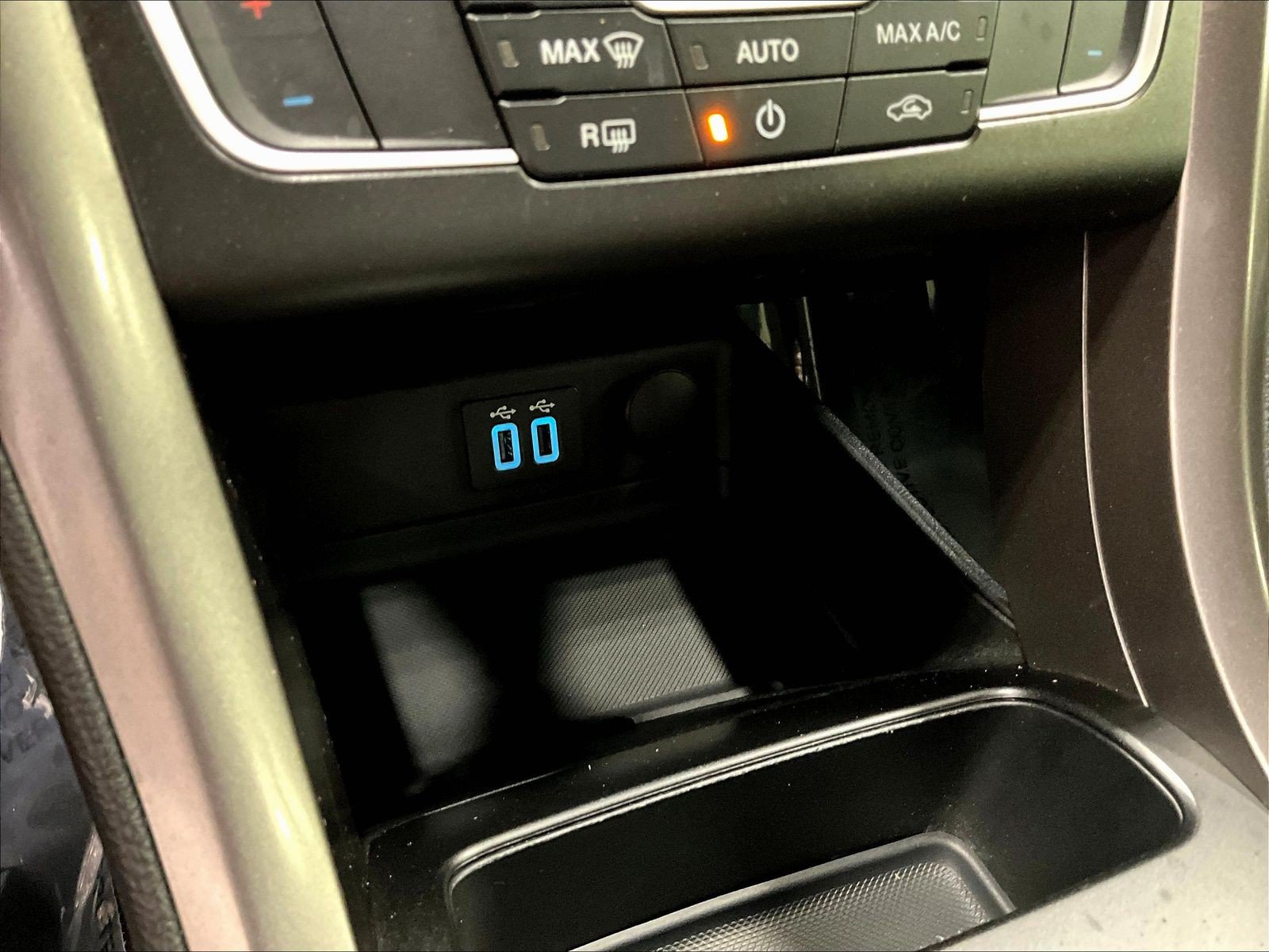 Used 2020 Ford Fusion SE FWD image 15