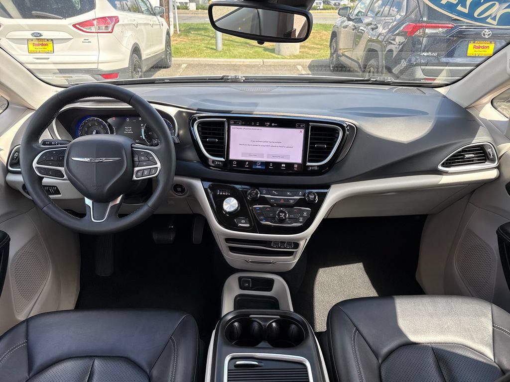 Used 2024 Chrysler Pacifica Touring-L FWD image 12