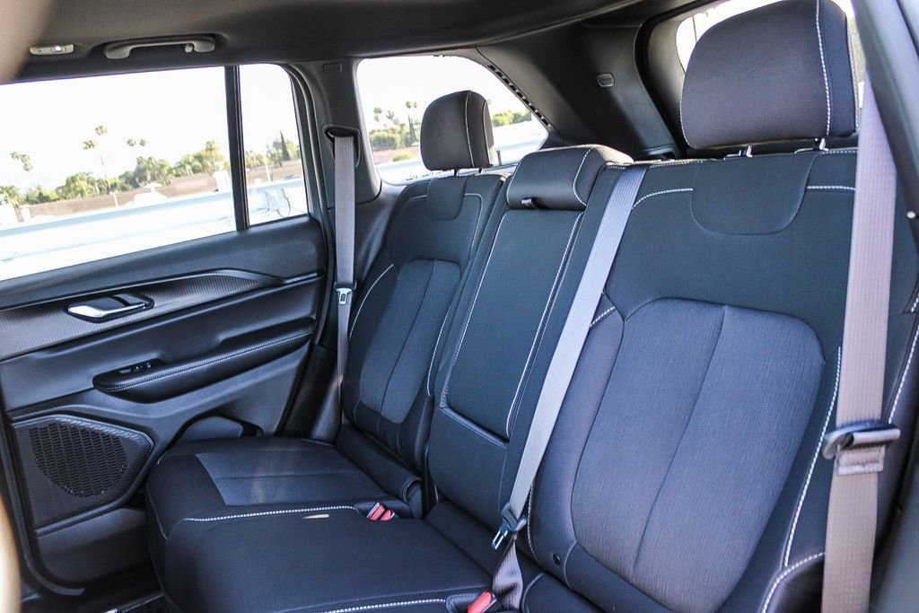 Used 2025 Jeep Grand Cherokee Laredo X AWD/4WD image 19