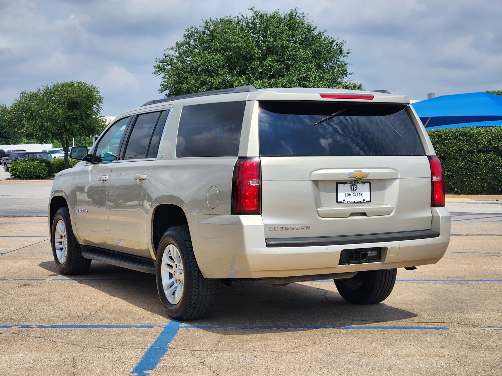 Used 2016 Chevrolet Suburban LT RWD image 4