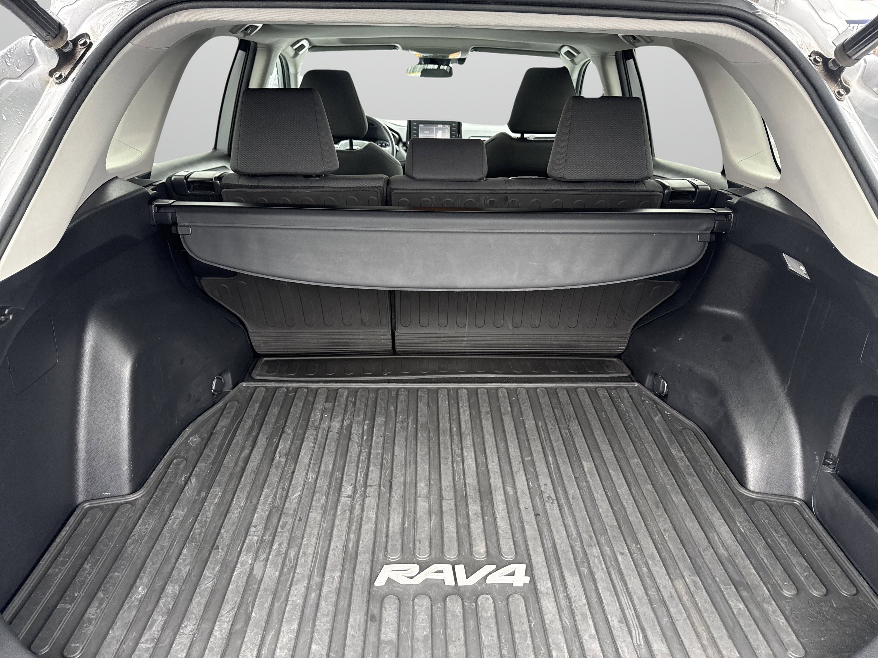 Used 2020 Toyota RAV4 XLE w/ Convenience Package image 9