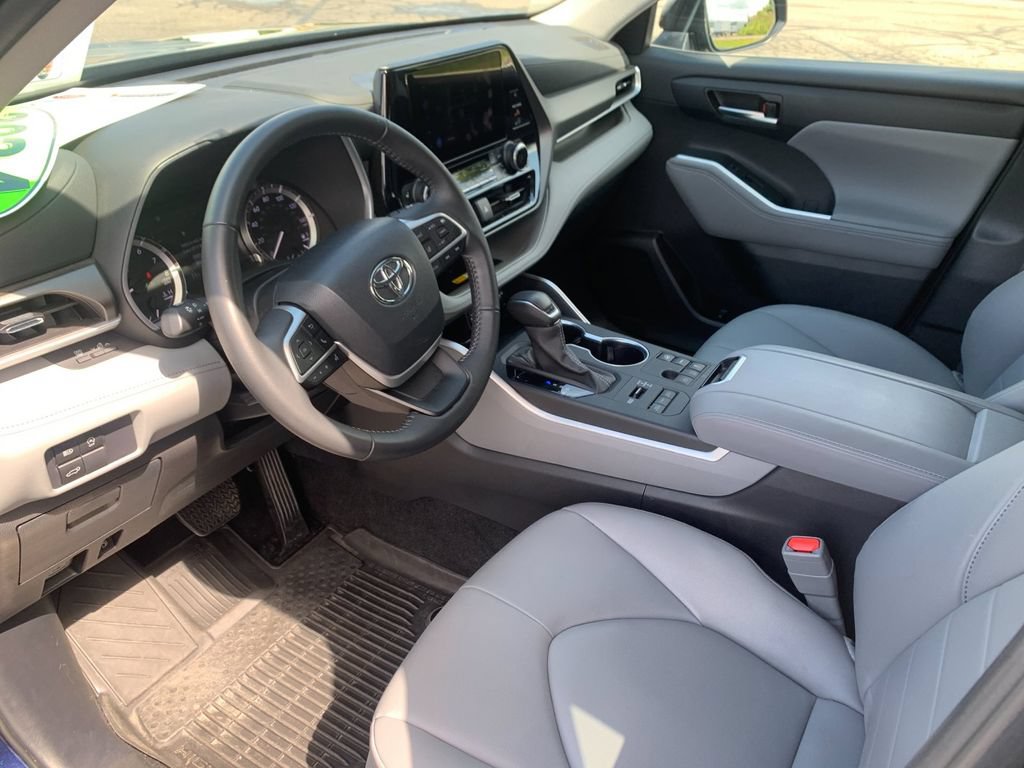 Used 2024 Toyota Highlander XLE AWD/4WD image 11