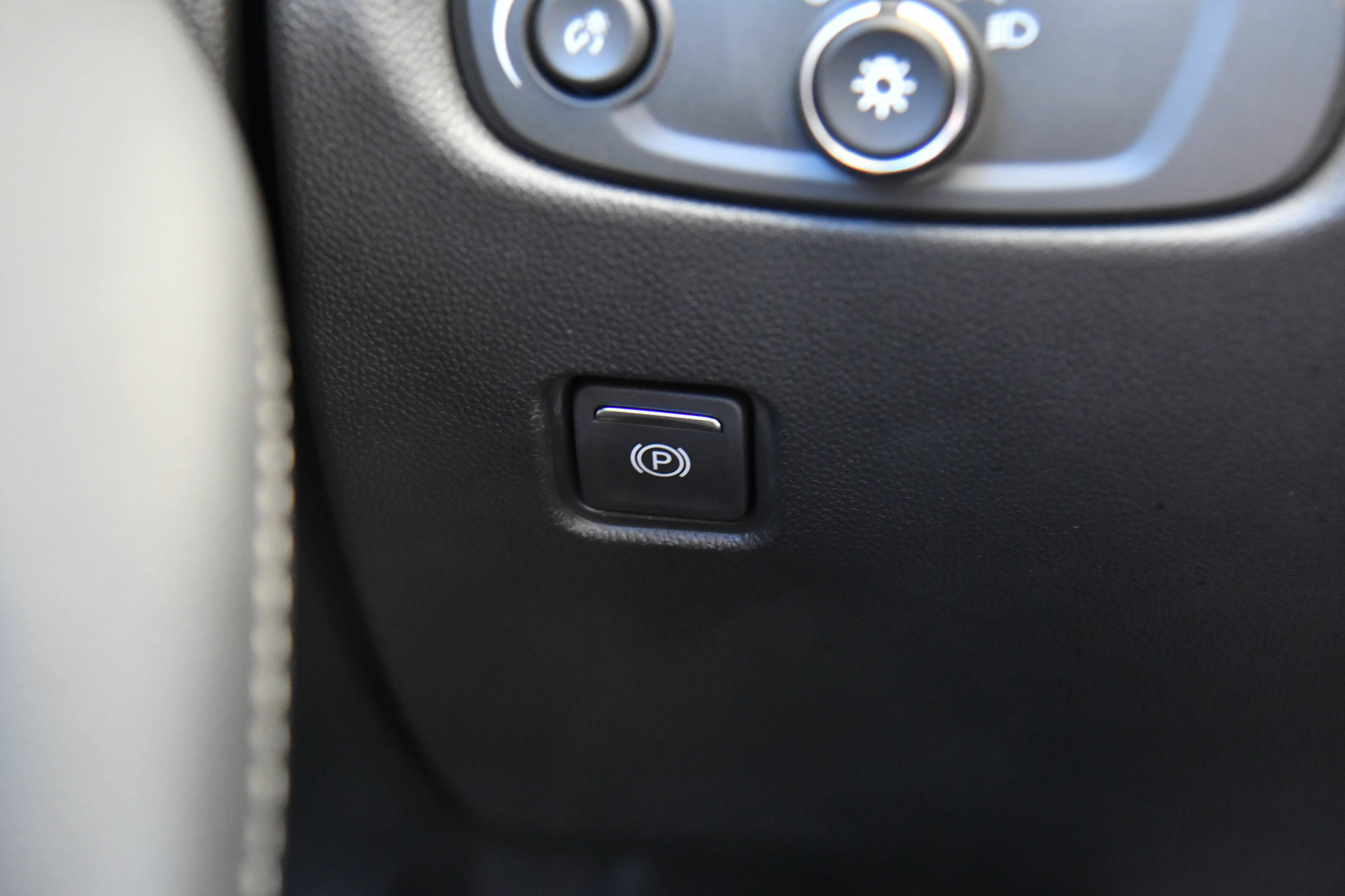 Used 2025 Chevrolet Blazer LT FWD image 32
