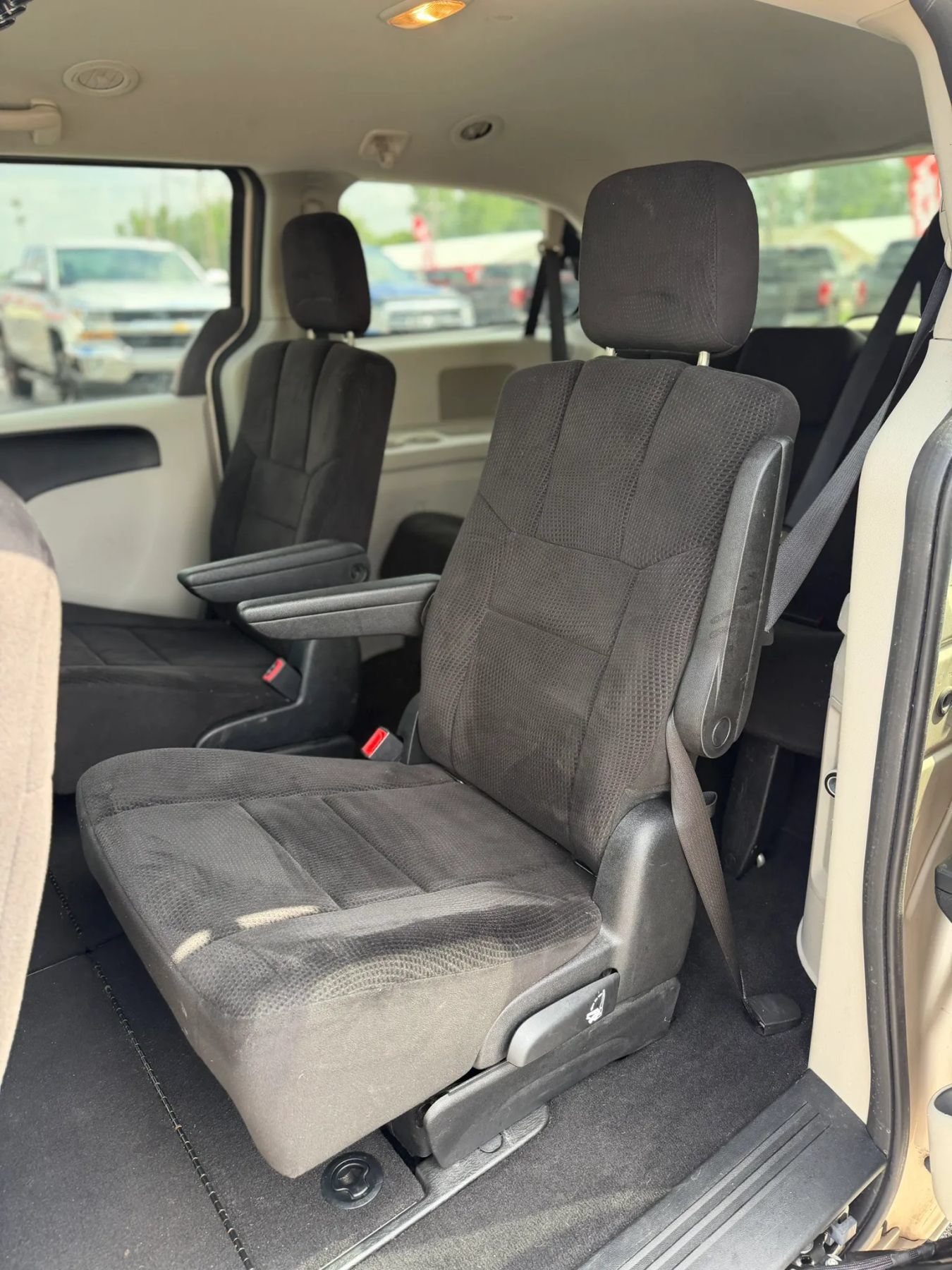 Used 2013 Dodge Grand Caravan SE FWD image 12