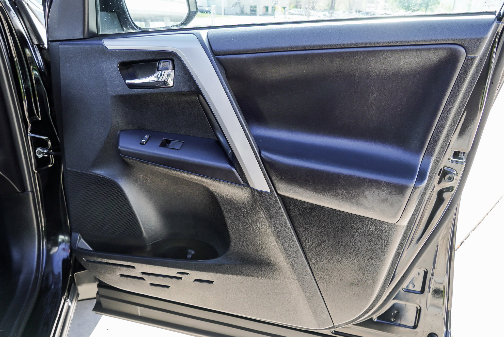 Used 2018 Toyota RAV4 XLE image 28