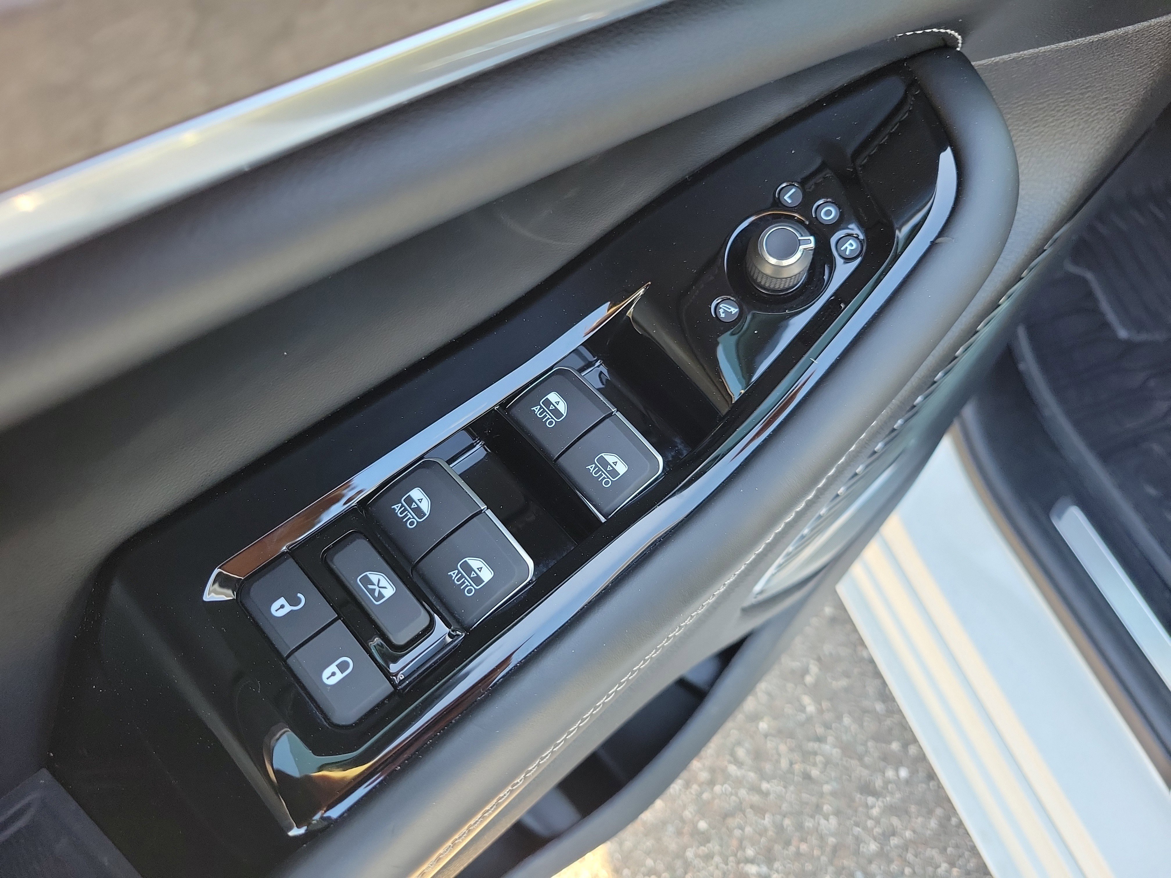 Used 2023 Jeep Grand Cherokee Overland w/ Adv Protech Group III image 23