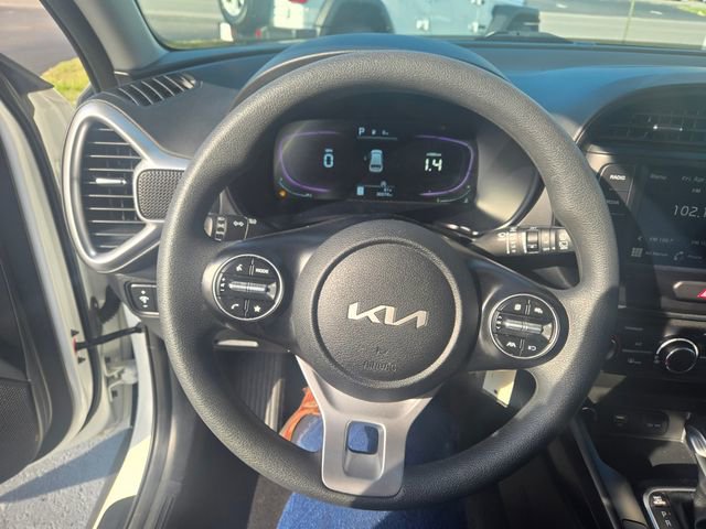Used 2025 Kia Soul LX w/ LX Technology Package FWD image 16