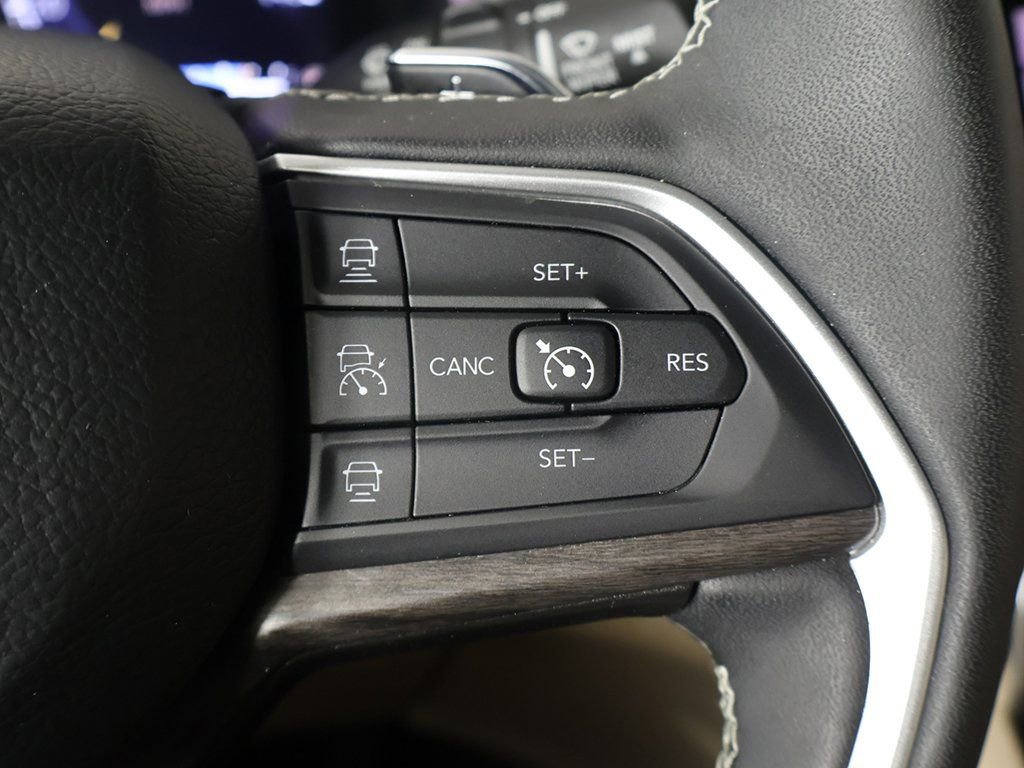 Used 2024 Jeep Grand Cherokee Limited AWD/4WD image 38