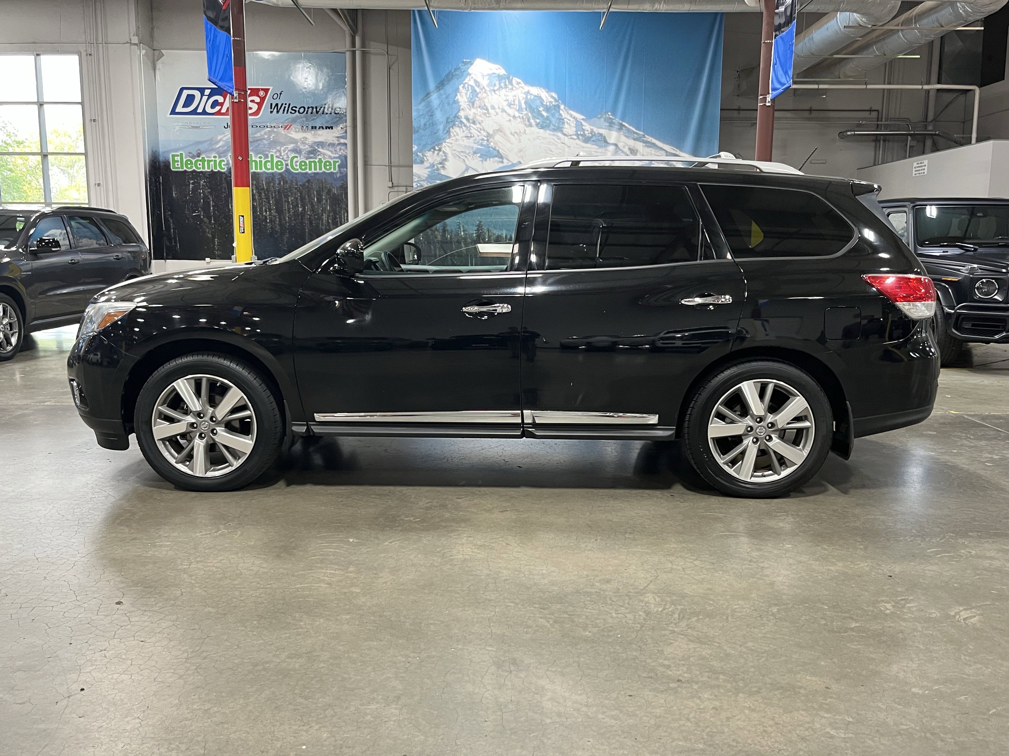 Used 2013 Nissan Pathfinder Platinum w/ Platinum Premium Pkg AWD/4WD image 2