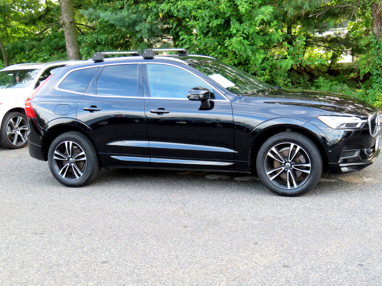 Used 2018 Volvo XC60 T6 Momentum w/ Convenience Package image 3