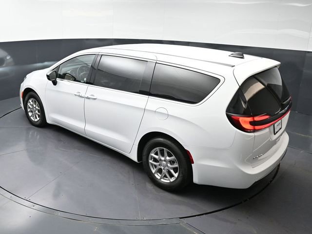 Used 2025 Chrysler Pacifica Select image 40