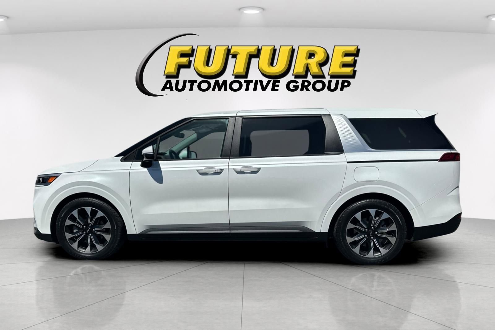 Used 2023 Kia Carnival EX image 7