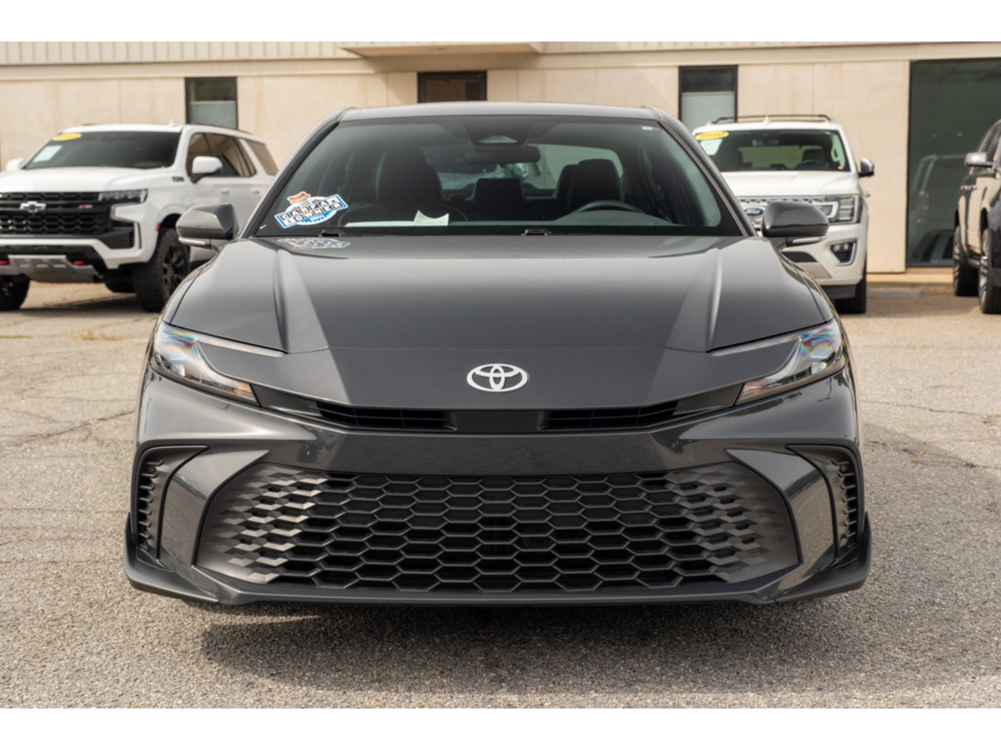 Used 2025 Toyota Camry SE FWD image 3