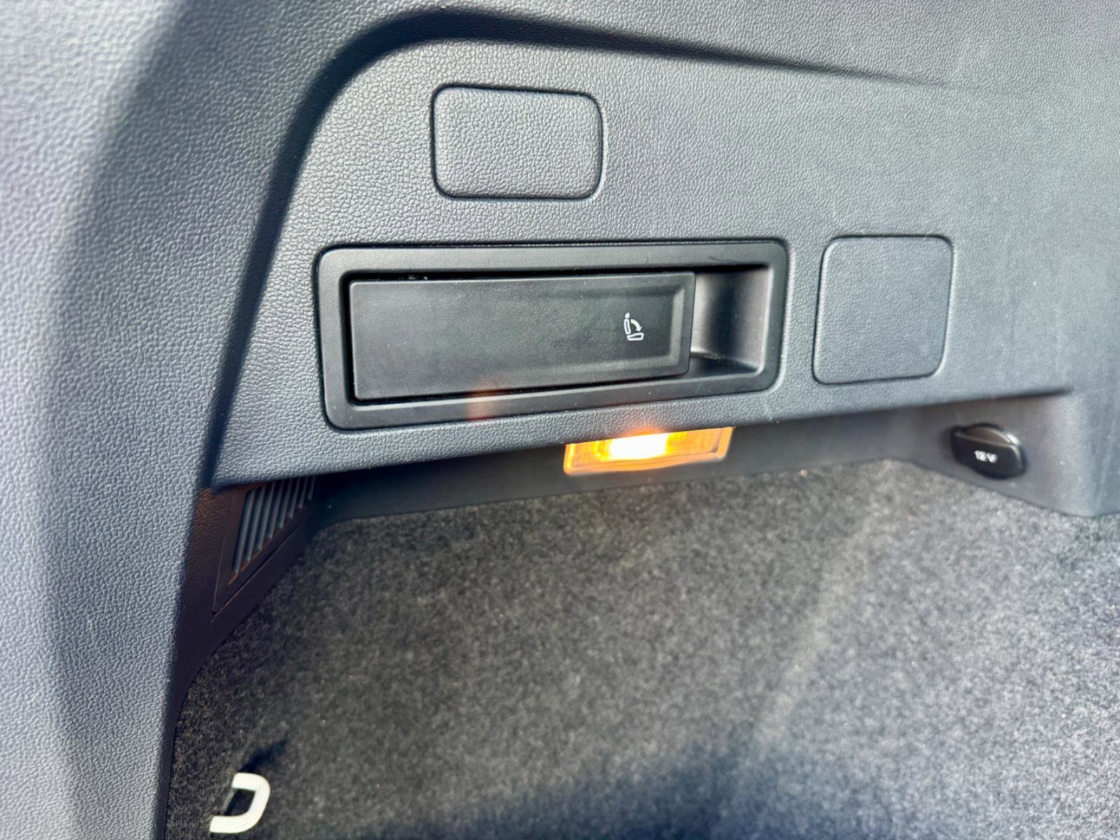 Used 2018 Volkswagen Tiguan SE image 25