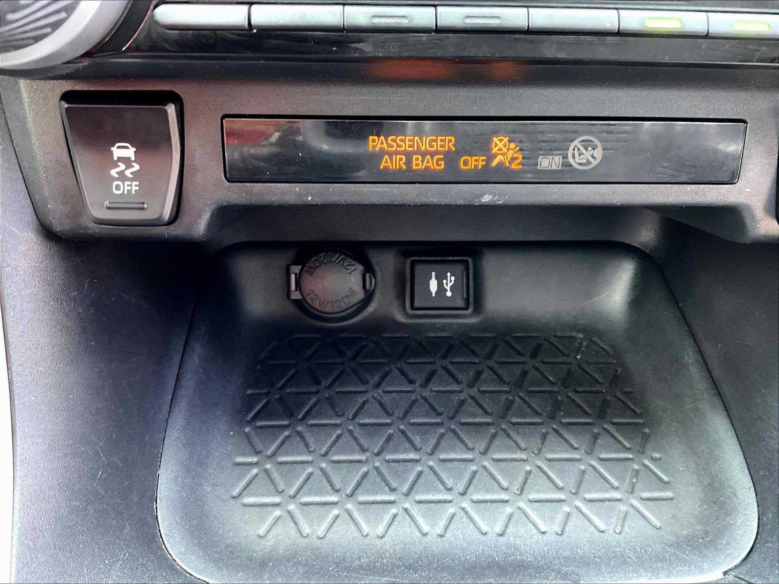 Used 2019 Toyota RAV4 LE AWD/4WD image 16