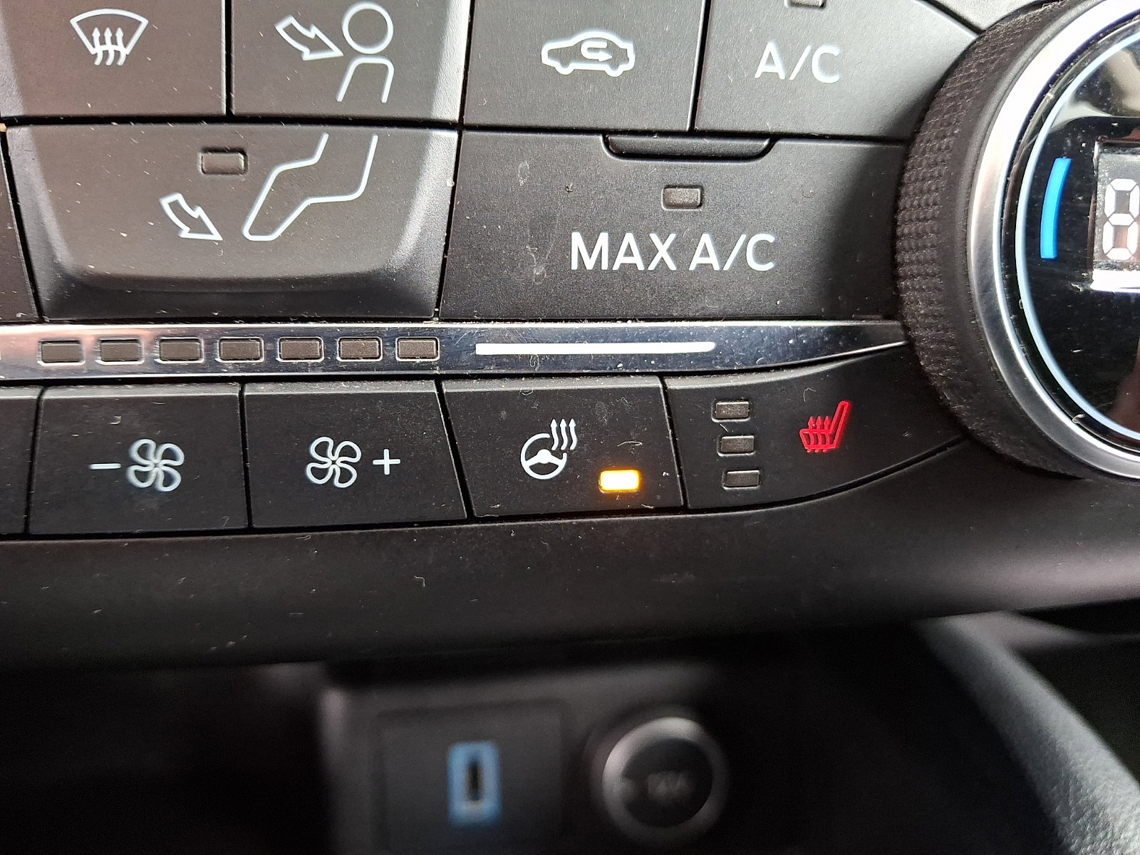 Used 2020 Ford Escape Titanium image 26