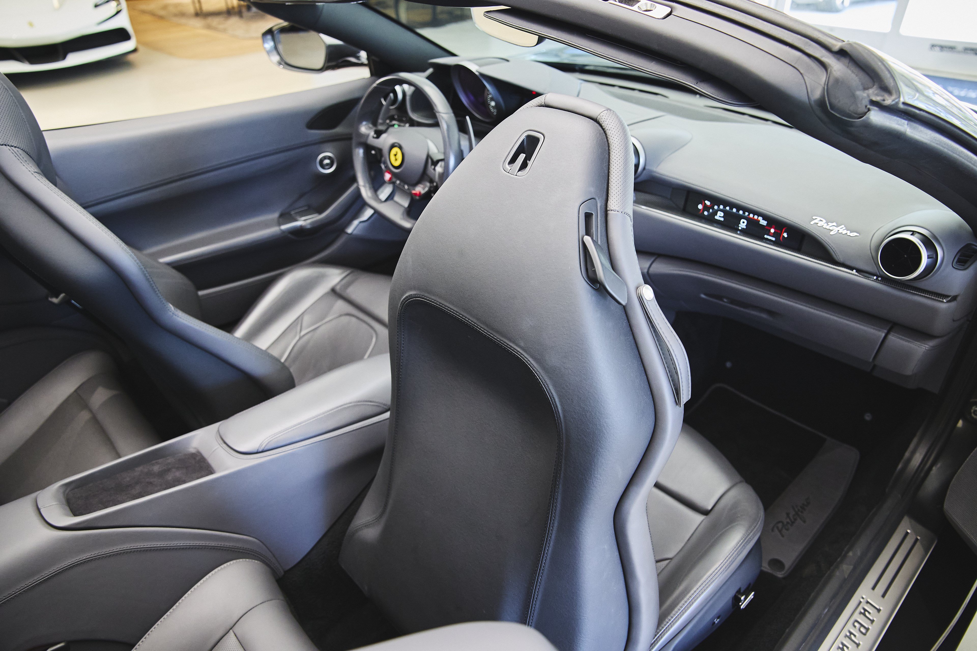Used 2019 Ferrari Portofino RWD image 32