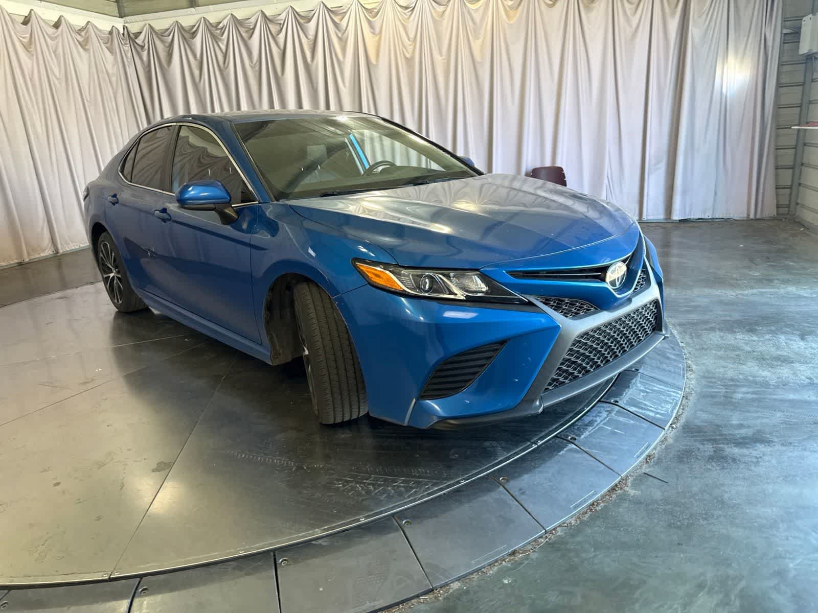 Used 2019 Toyota Camry SE w/ Carpet Mat Package FWD image 3