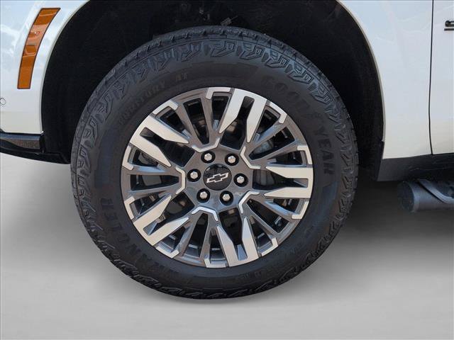 Used 2025 Chevrolet Suburban Z71 AWD/4WD image 25