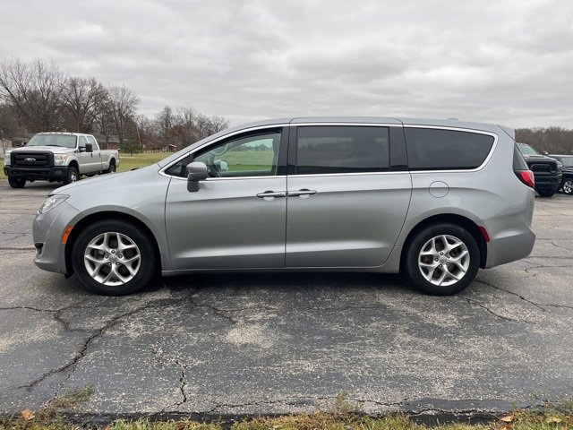 Used 2020 Chrysler Pacifica Touring w/ Tire & Wheel Group image 11