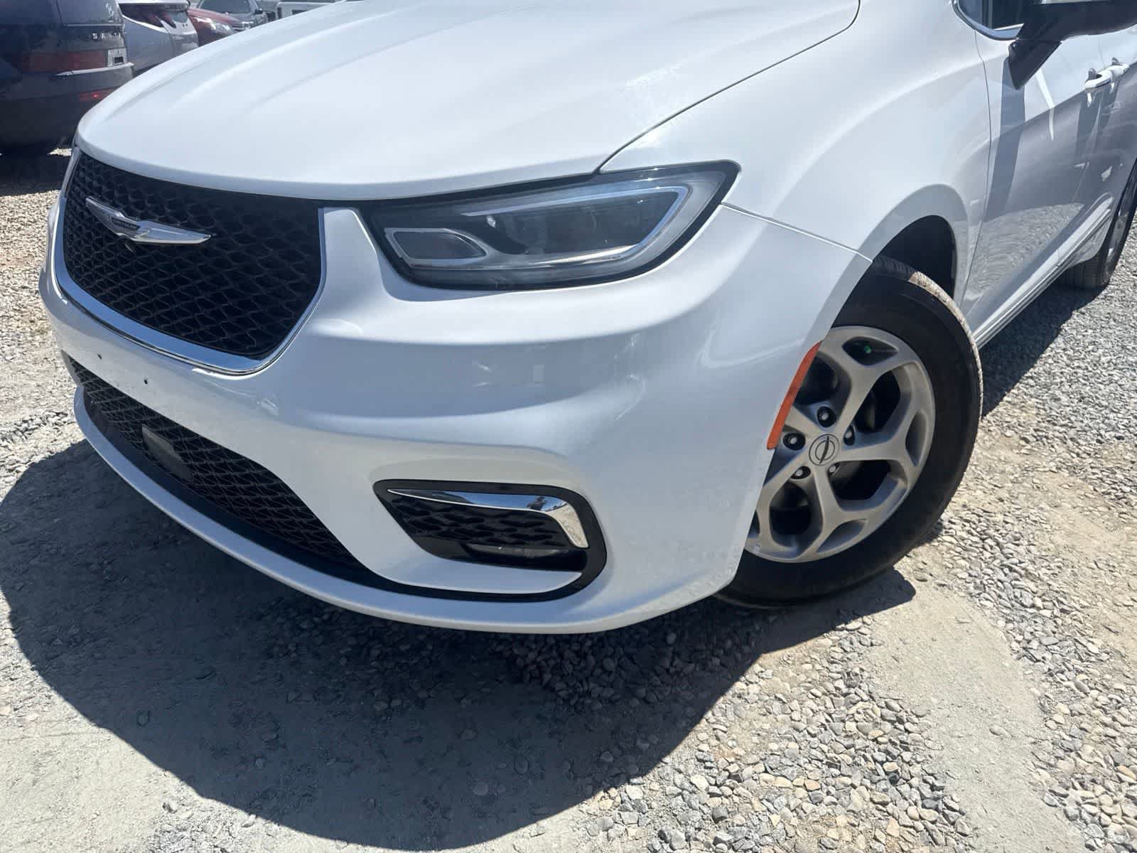 Used 2023 Chrysler Pacifica Limited FWD image 9