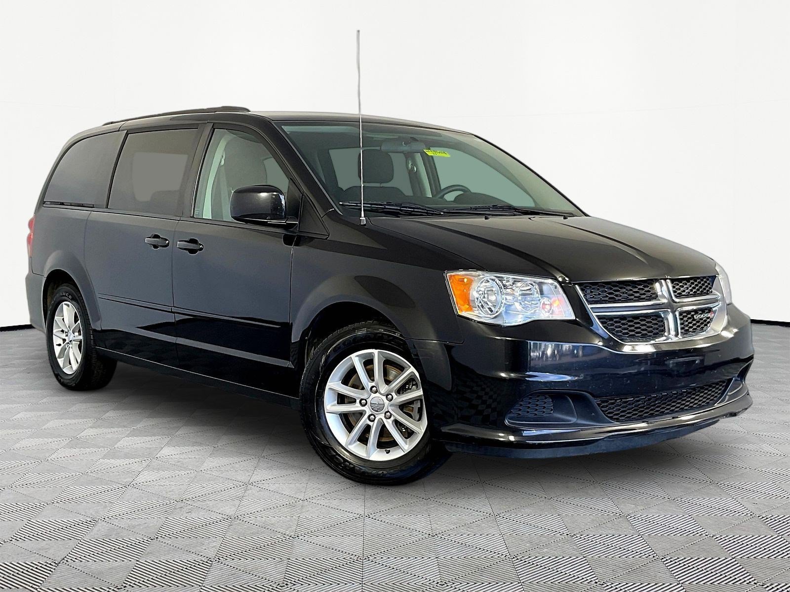 Used 2015 Dodge Grand Caravan SXT FWD image 3