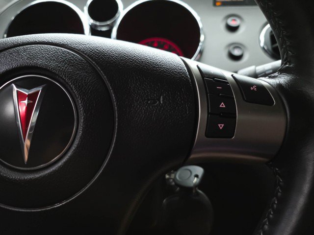 Used 2006 Pontiac Solstice Convertible w/ Premium Package RWD image 18