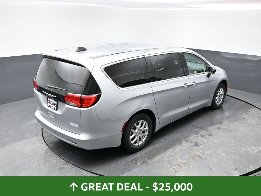 Used 2024 Chrysler Voyager LX image 40