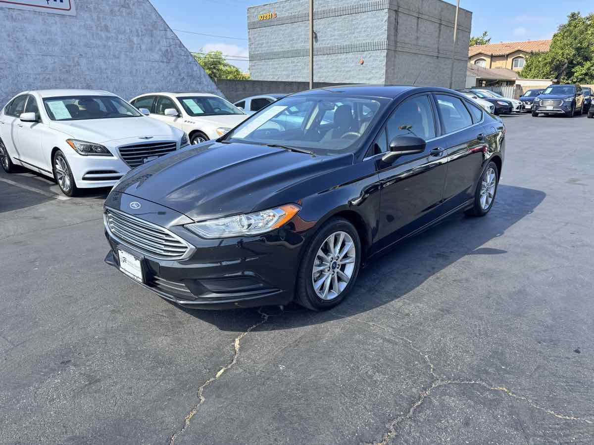 Used 2017 Ford Fusion SE w/ Fusion SE Technology Package FWD image 13