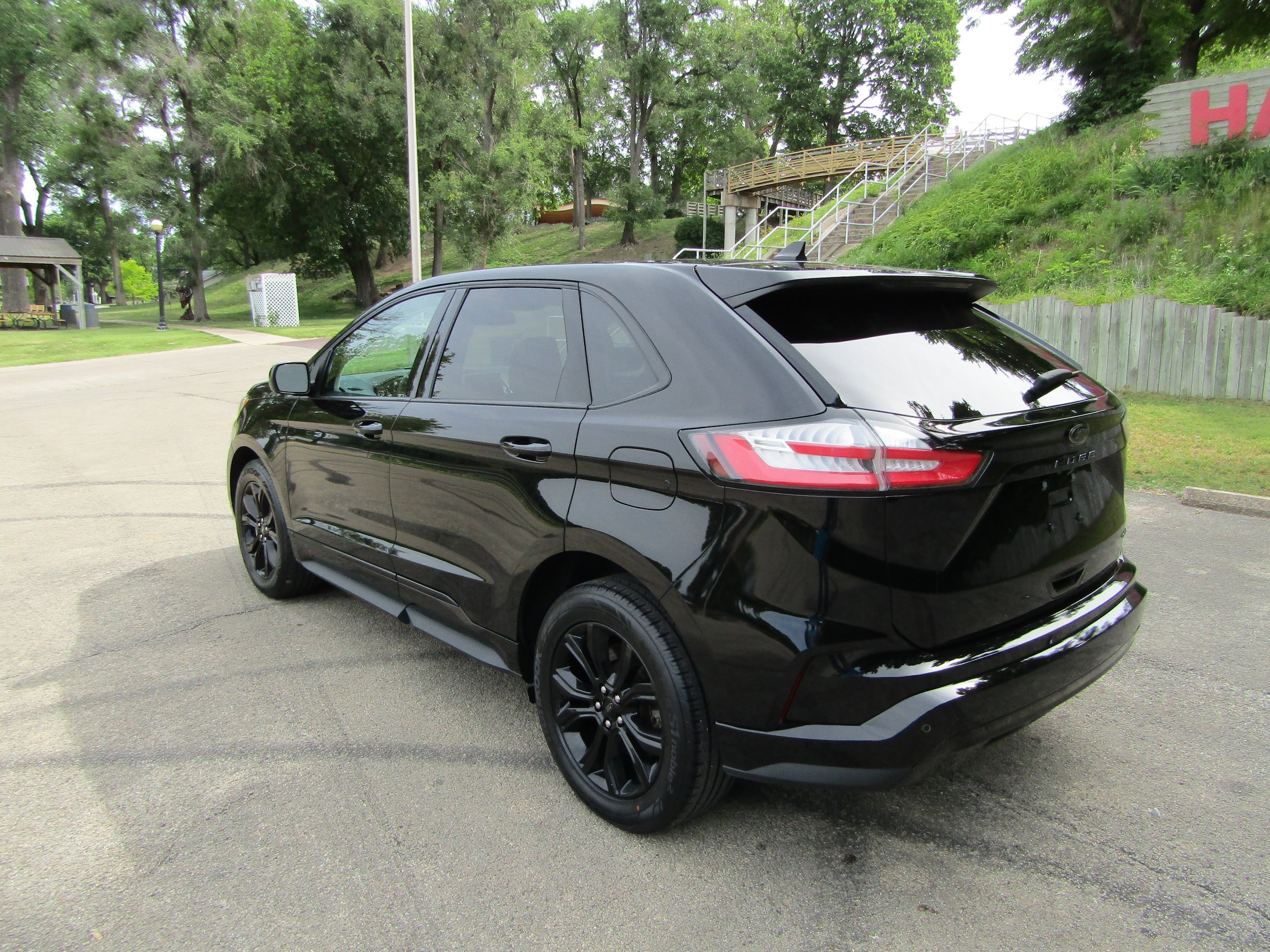 Used 2024 Ford Edge SE w/ Black Appearance Package AWD/4WD image 2