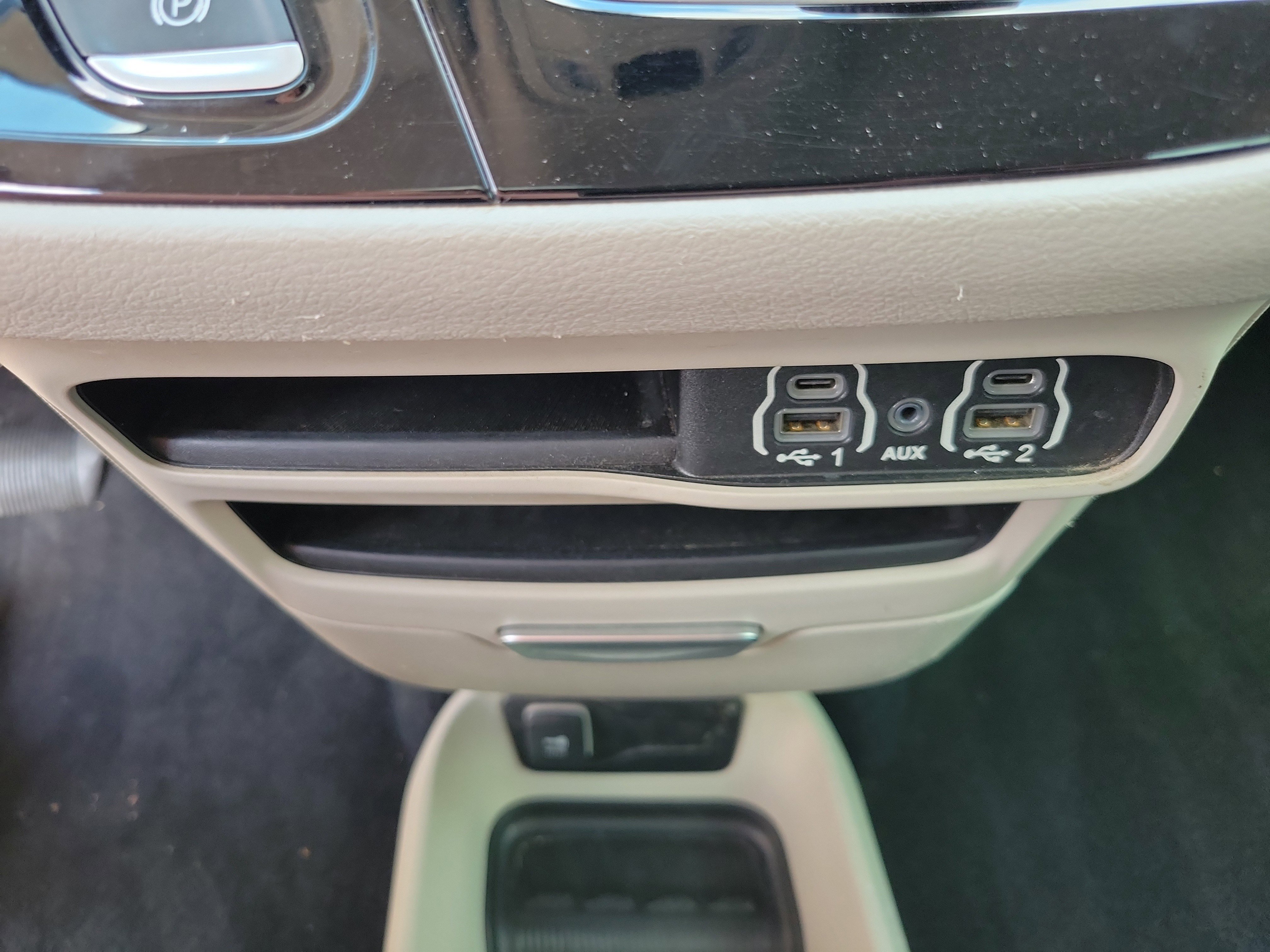 Used 2022 Chrysler Voyager LX image 11