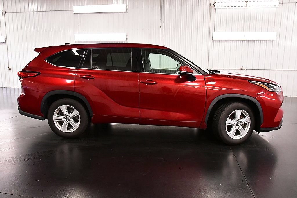 Used 2022 Toyota Highlander LE FWD image 8