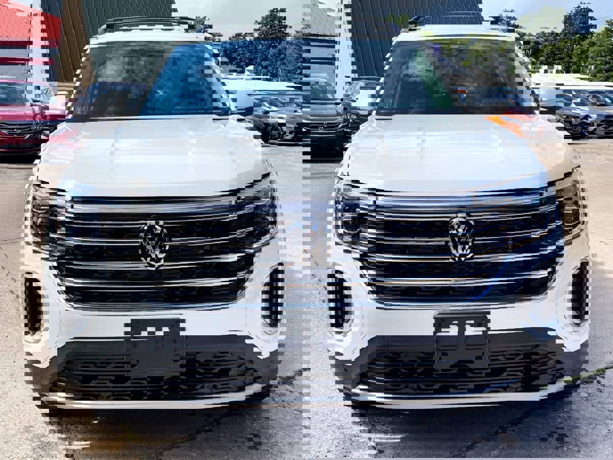 Used 2024 Volkswagen Atlas SE w/ Black Wheel Package image 7