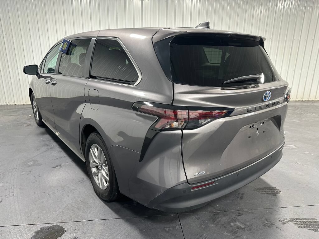 Used 2024 Toyota Sienna XLE AWD/4WD image 3