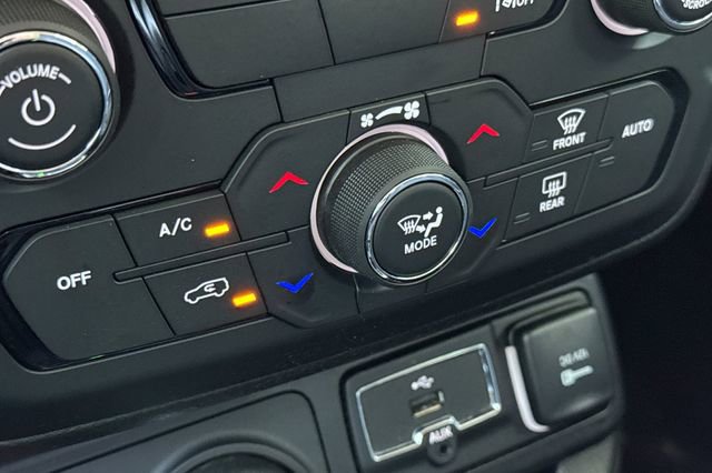 Used 2023 Jeep Renegade Latitude AWD/4WD image 28