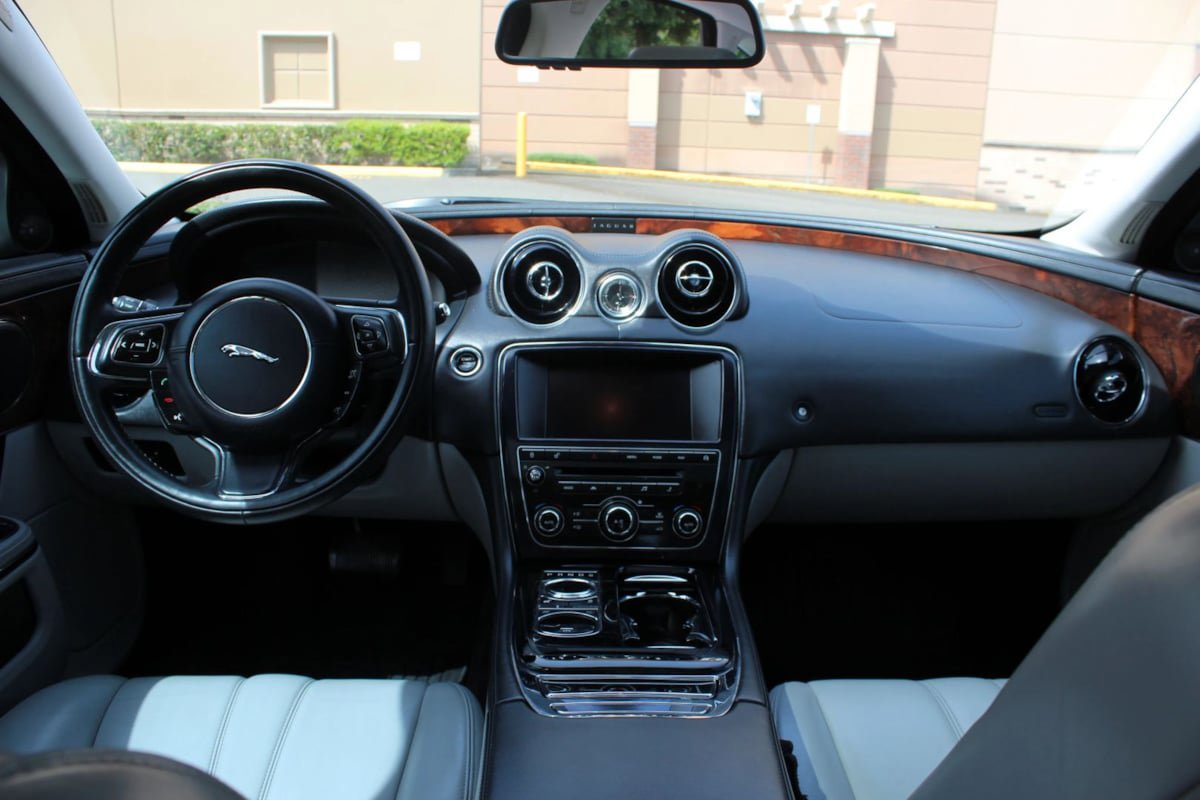 Used 2013 Jaguar XJ AWD image 22
