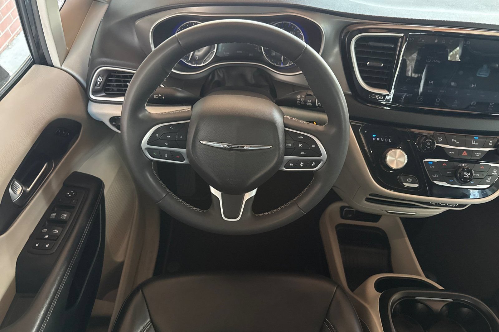 Used 2023 Chrysler Pacifica Touring-L FWD image 18