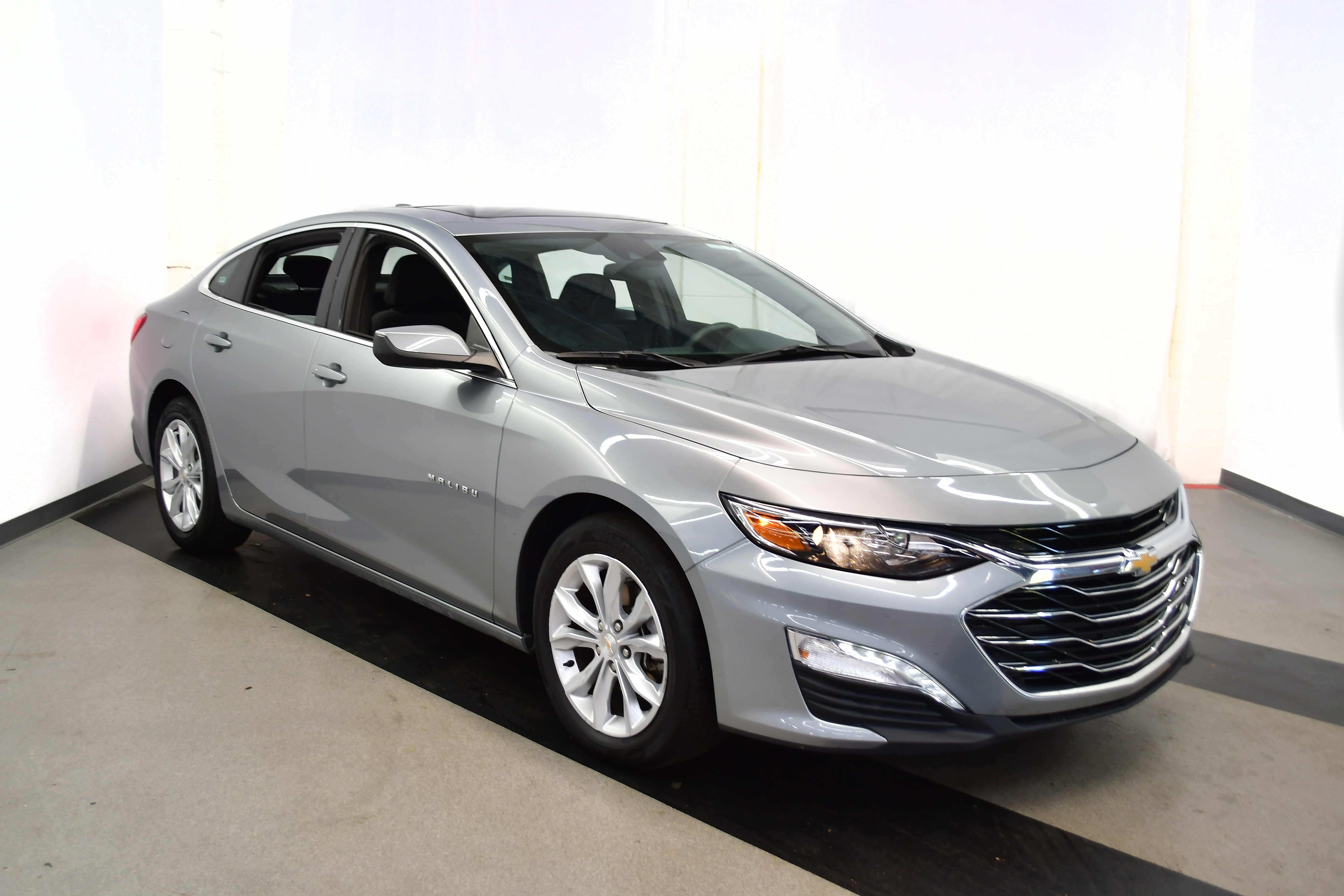 Used 2024 Chevrolet Malibu LT image 2