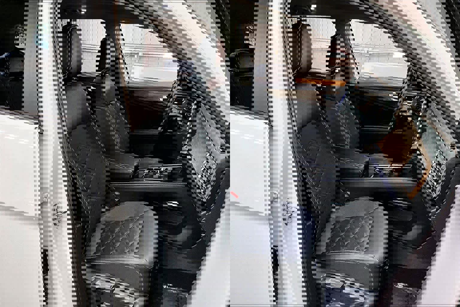 Used 2025 Volkswagen Atlas SE w/ Panoramic Sunroof Package image 10