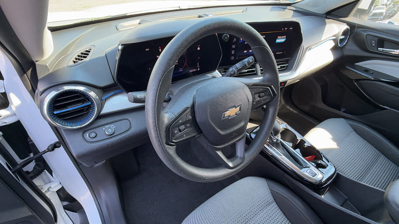 Used 2024 Chevrolet Trax LT FWD image 10