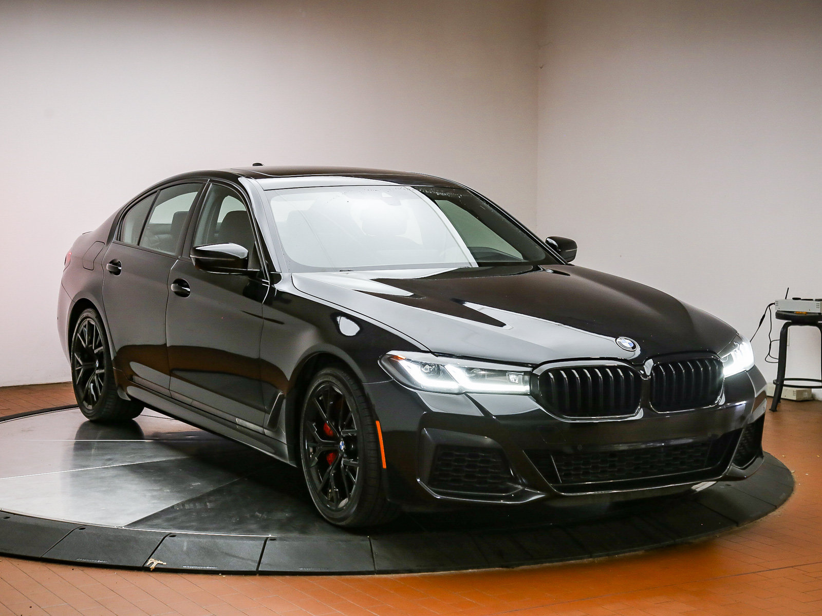 Used 2023 BMW 540i w/ M Sport Package RWD image 3
