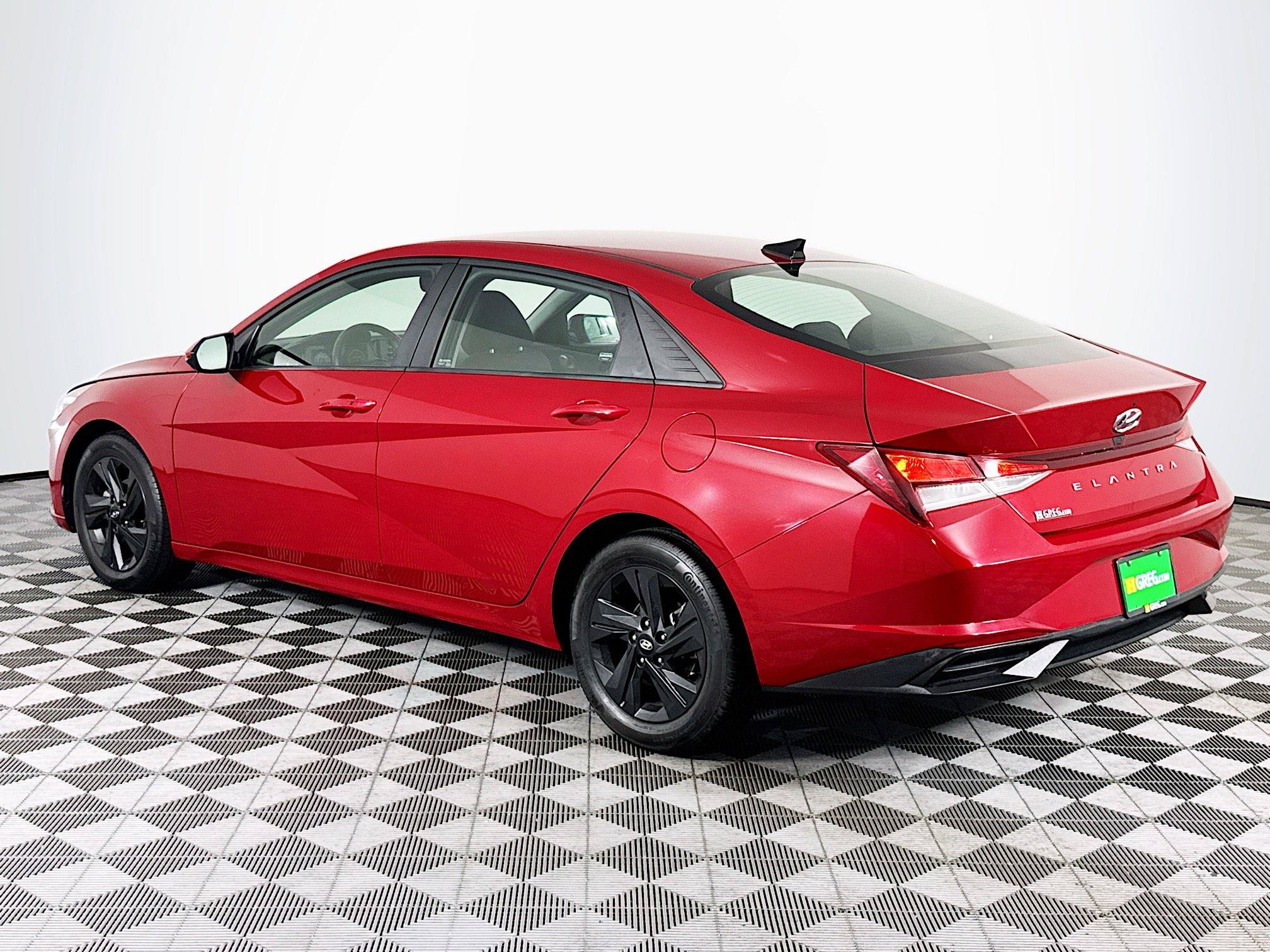 Used 2022 Hyundai Elantra SEL w/ Convenience Package FWD image 4