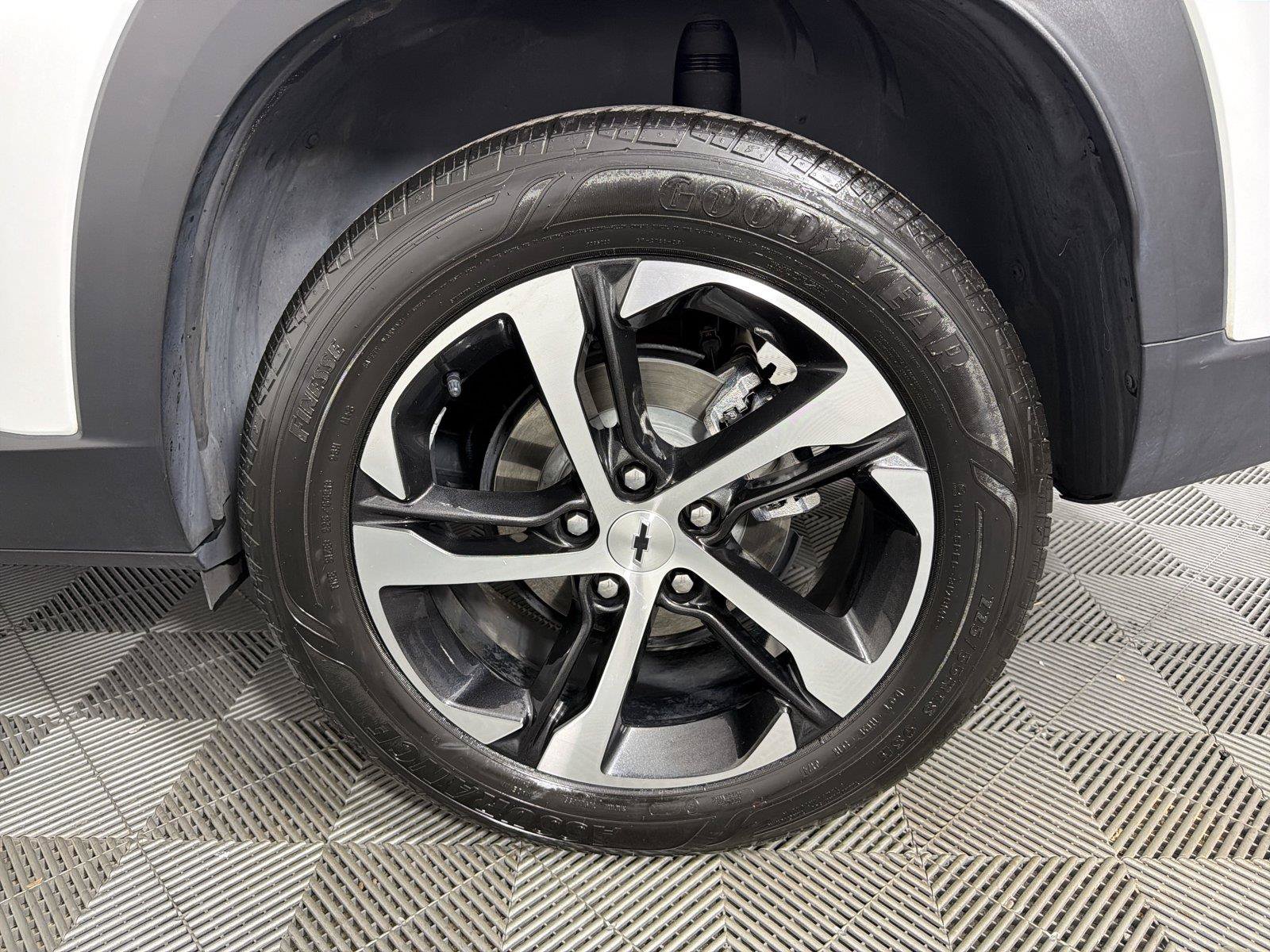 Used 2024 Chevrolet Trax RS w/ Sunroof Package FWD image 17