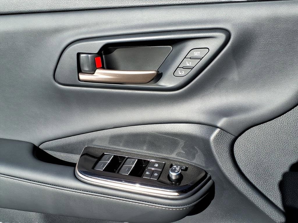 Used 2025 Toyota Crown Signia image 17