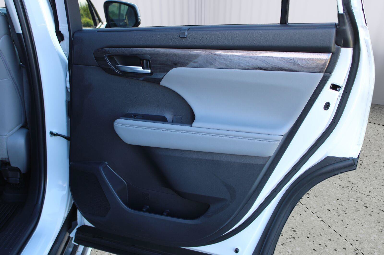 Used 2026 Toyota Highlander Platinum AWD/4WD image 46