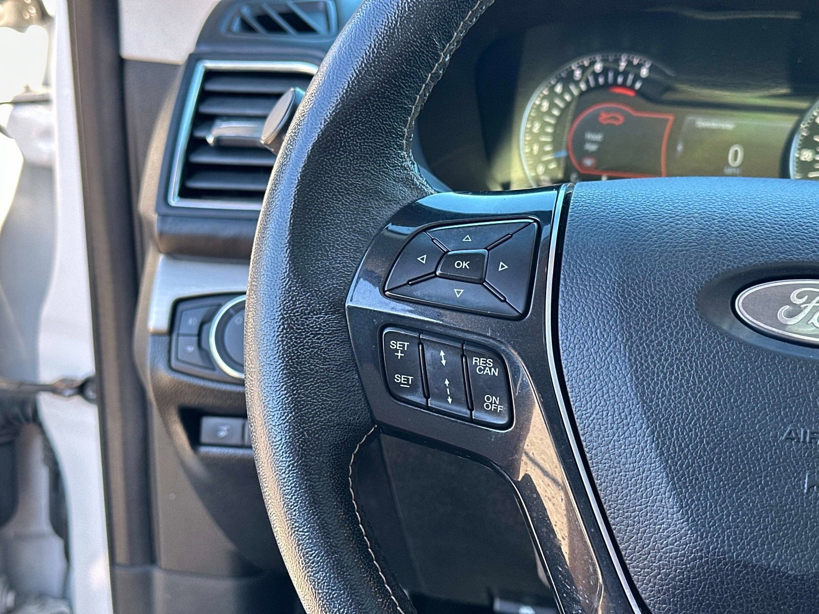 Used 2018 Ford Explorer Platinum image 29