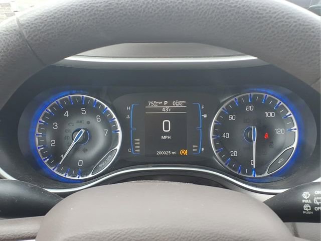 Used 2017 Chrysler Pacifica Touring w/ Tire & Wheel Group FWD image 13