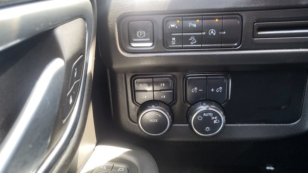 Used 2023 Chevrolet Suburban Premier AWD/4WD image 39