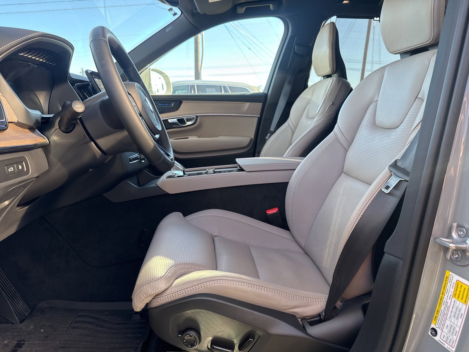 Used 2025 Volvo XC90 T8 Ultra w/ Protection Package Premier image 8