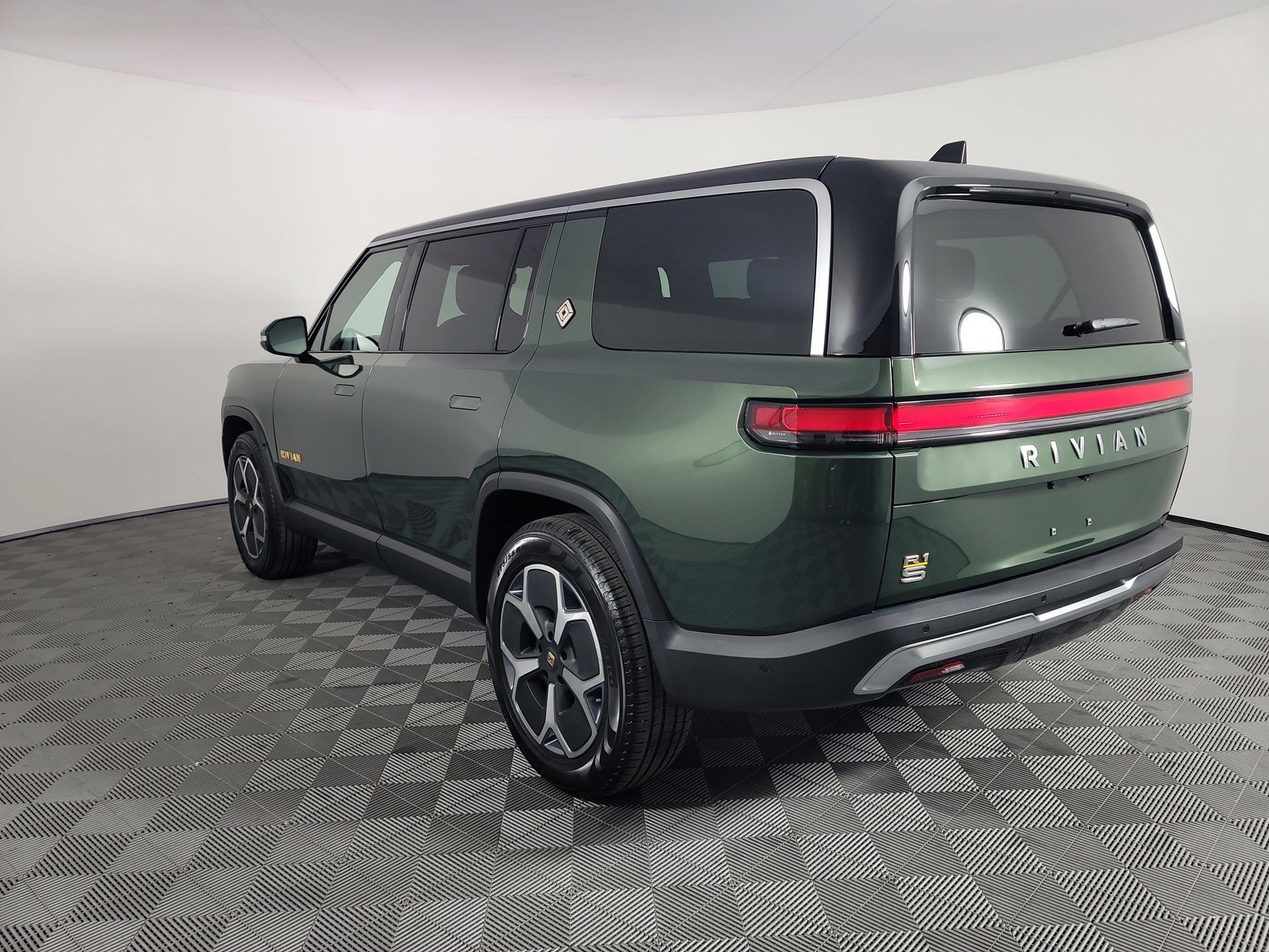 Used 2024 Rivian R1S Adventure AWD/4WD image 3